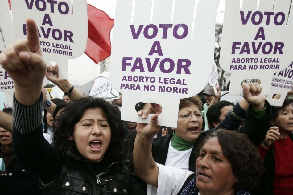 Au Pérou, les manifestants se battent pour permettre aux femmes violées d'avoir le droit d'avorter.