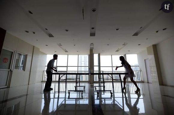 Les pom-pom girls doivent jouer au ping pong avec les employés.