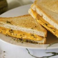 5 délicieuses recettes de grilled cheese pour fondre de plaisir