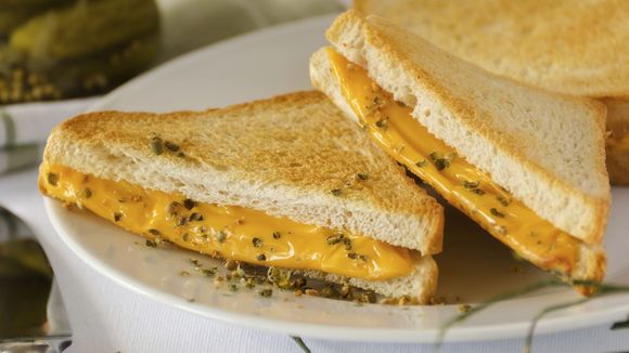 5 délicieuses recettes de grilled cheese pour fondre de plaisir