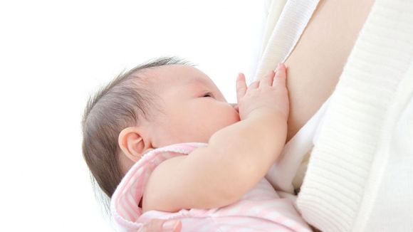 Le lait maternel serait-il toxique pour les bébés ?