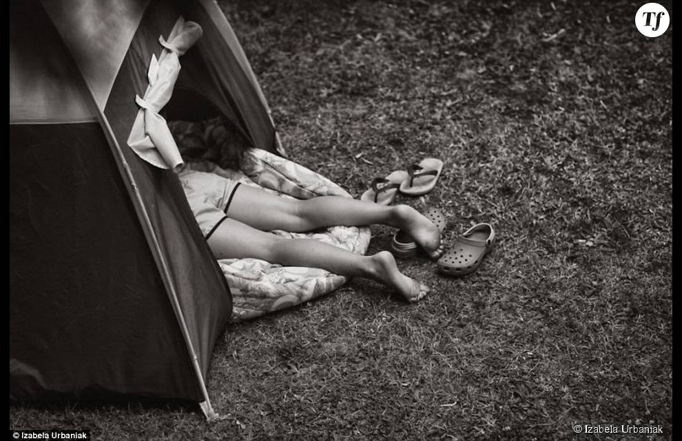 Jouer à cache-cache dans la tente