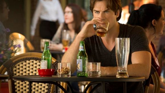 The Vampire Diaries saison 7 : Damon noie son chagrin dans l'alcool après le départ d'Elena (photos)