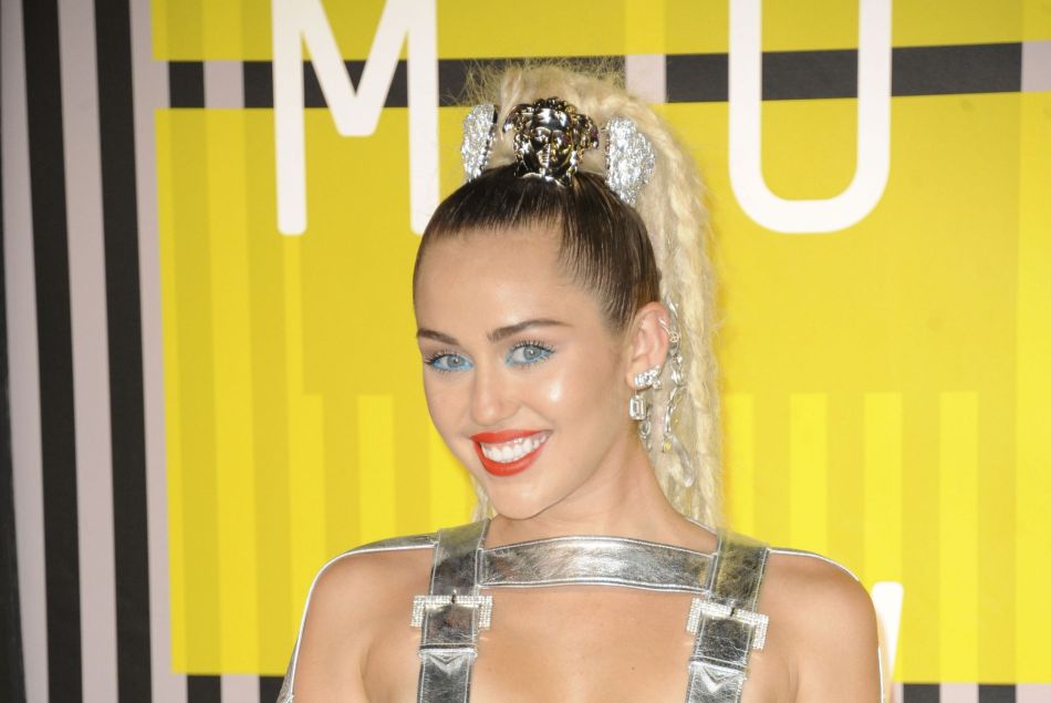Miley Cyrus dans une superbe combi paillettes - Soirée des MTV Video Music Awards à Los Angeles le 30 aout 2015. 