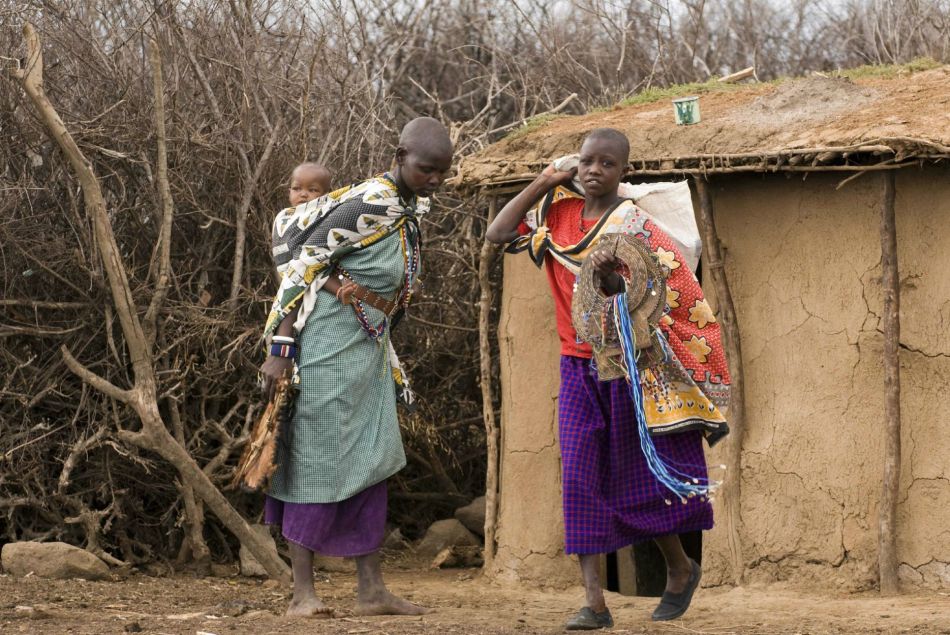 Des Tanzaniennes dans un village