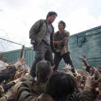 The Walking Dead saison 6 : ces images donnent-elles un indice sur la survie de Glenn ? (spoilers)