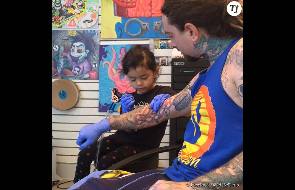 Brad Bellomo et sa fille en pleine séance de tatouage