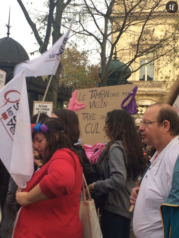 Slogans et déguisements du rassemblement contre la #TaxeTampon