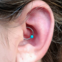 Ce piercing des oreilles pourrait guérir les migraines