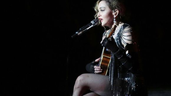 Madonna : en pleurs, elle chante La vie en rose en hommage aux victimes des attentats (vidéos)
