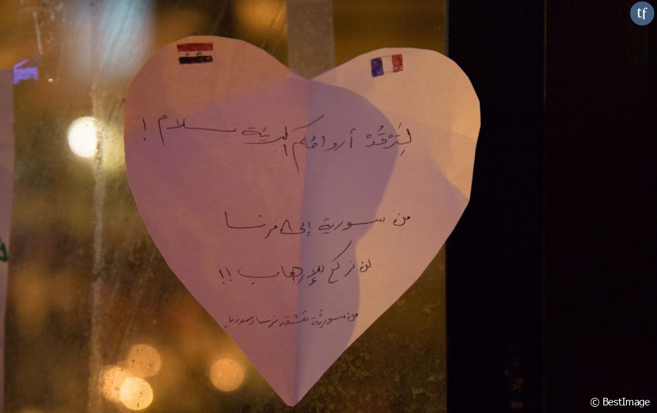 Hommages aux victimes de l'attentat terroriste du café "La Belle Equipe" au 92 rue de Charonne dans le 11ème arrondissement