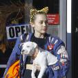  Miley Cyrus à la sortie d'un cabinet vétérinaire avec son chien à Studio City, le 10 novembre 2015  