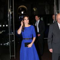 Kate Middleton : la duchesse rayonnante dans sa robe bleue Saloni (PHOTOS)