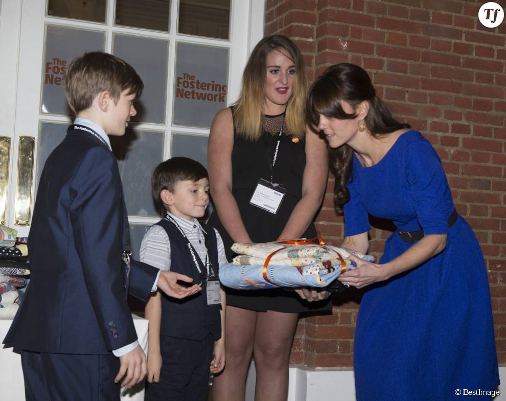   Catherine Kate Middleton, la duchesse de Cambridge remet des &quot; The Fostering Awards&quot; à Londres, le 17 novembre 2015.  