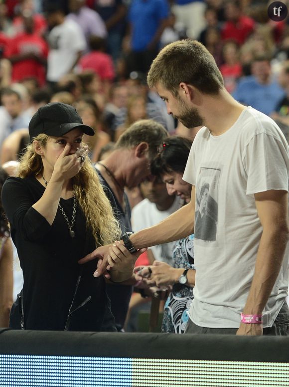 Shakira enceinte et son compagnon Gerard Pique assistent au quart de finale de la coupe du monde de basket entre la Slovénie et les États-Unis à Barcelone en Espagne le 9 septembre 2014. 