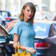 Taylor Swift accessoirise son carré long d'un serre-tête pour un  hair look  de petite fille sage
