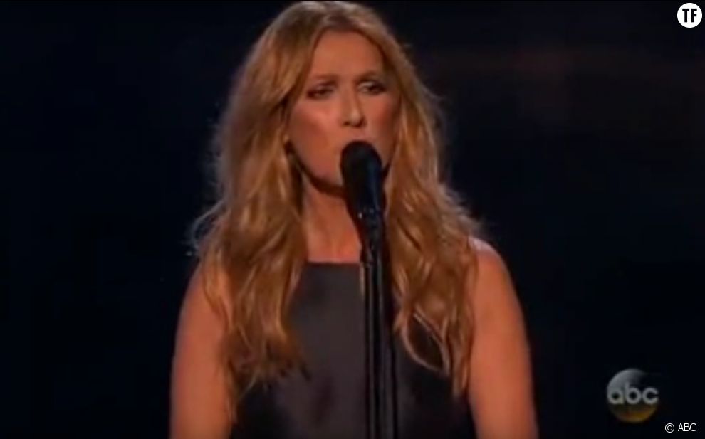  Céline Dion chante &quot;L&#039;hymne à l&#039;amour&quot; à la cérémonie des American Music Awards 
  