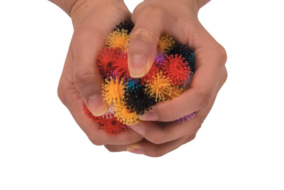 Bunchems consiste en une centaine de boules en plastique qui s'accrochent les unes aux autres