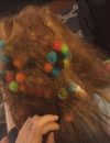 Une petite fille avec des boules Bunchems emmêlées dans ses cheveux