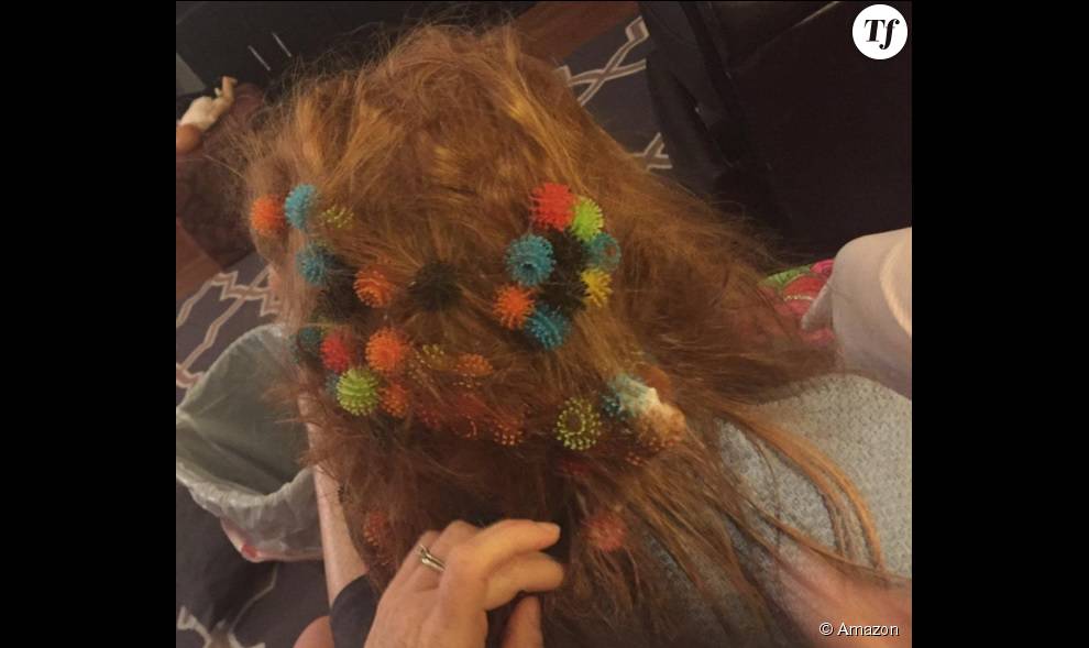 Une petite fille avec des boules Bunchems emmêlées dans ses cheveux