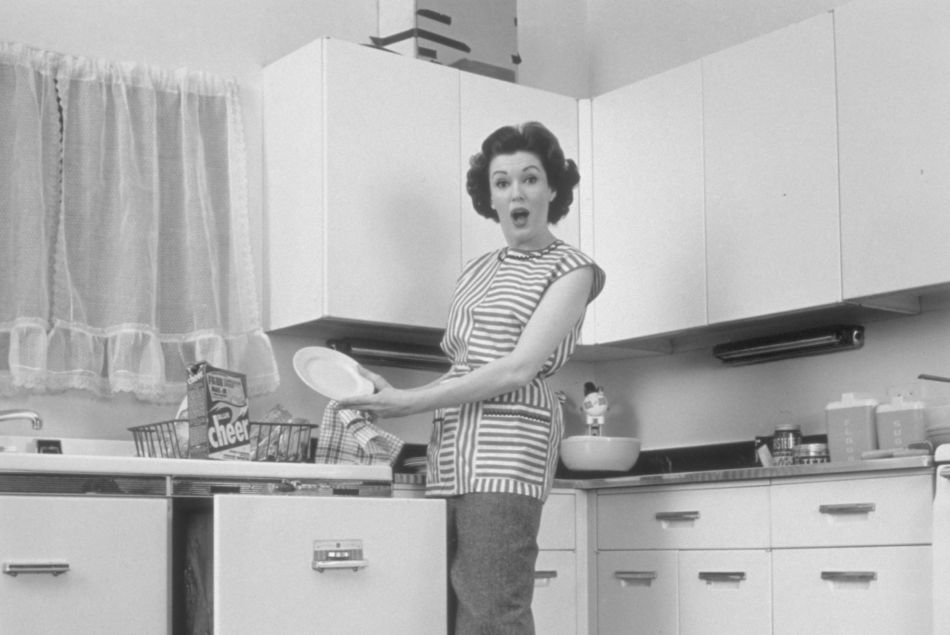 Photo vintage d'une femme faisant la vaisselle en 1962 à New York.