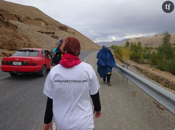 Zainab courant le premier marathon organisé en Afghanistan