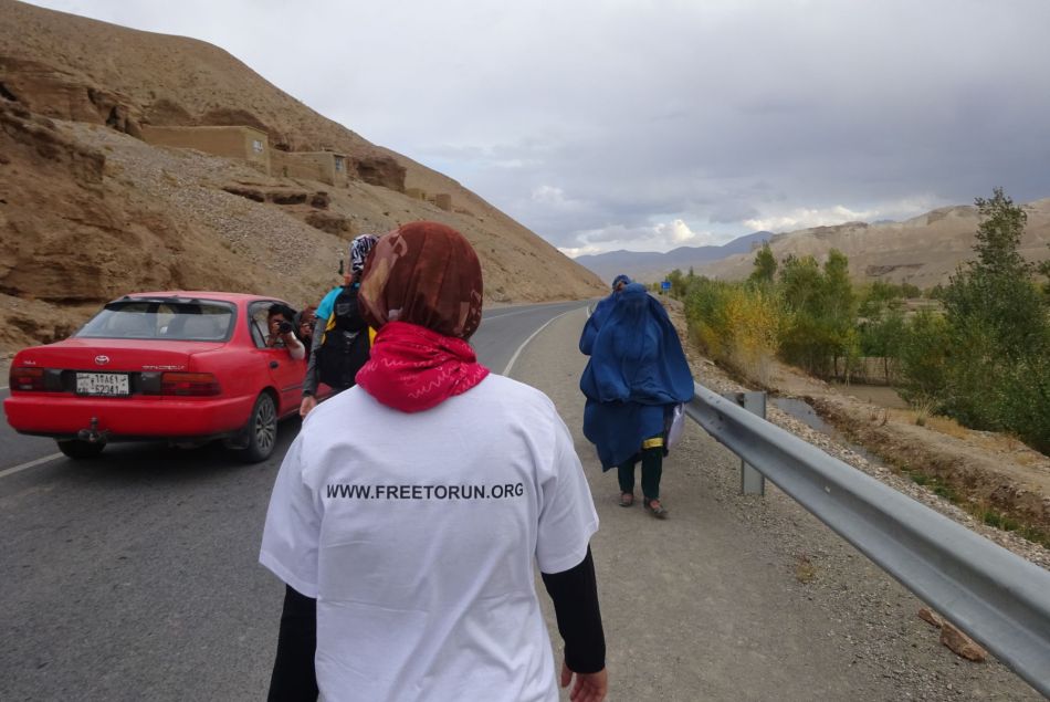 Zainab courant le premier marathon organisé en Afghanistan
