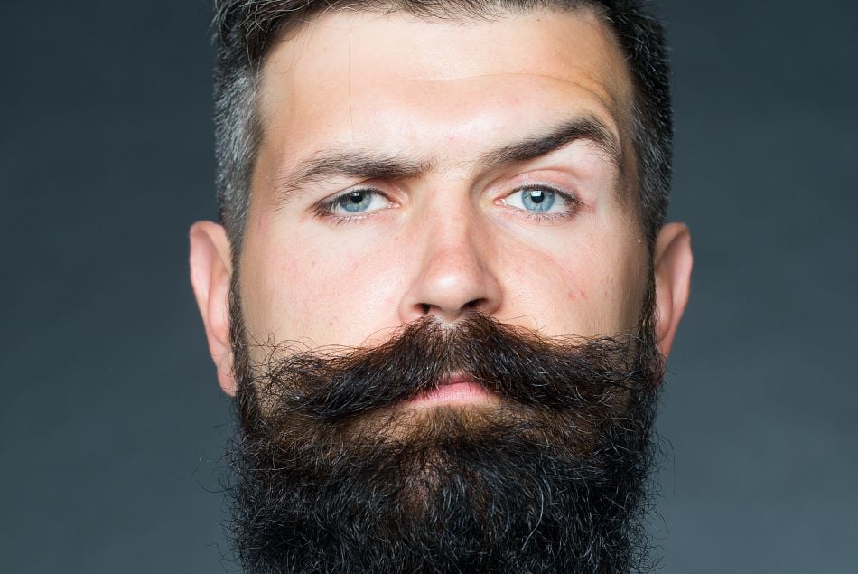 Un homme à barbe