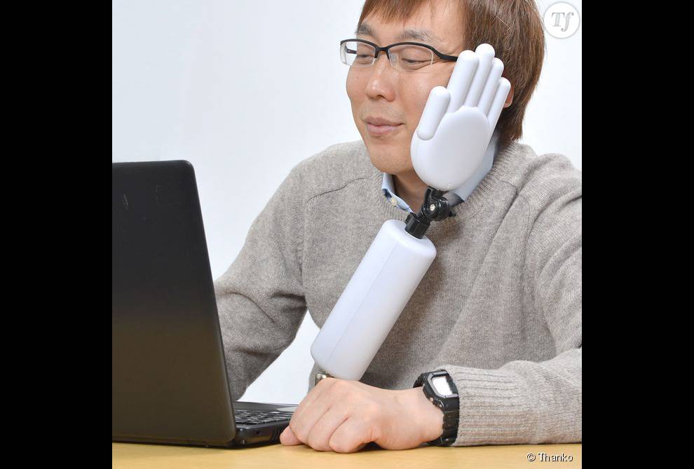 La compagnie Thanko a inventé une main qui corrige la posture devant l&#039;ordinateur