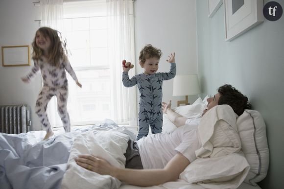 Un papa avec ses deux enfants