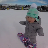 À 1 an, elle fait du snowboard comme une pro et fait fondre le web