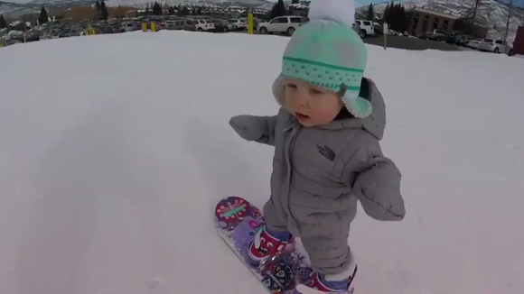 À 1 an, elle fait du snowboard comme une pro et fait fondre le web