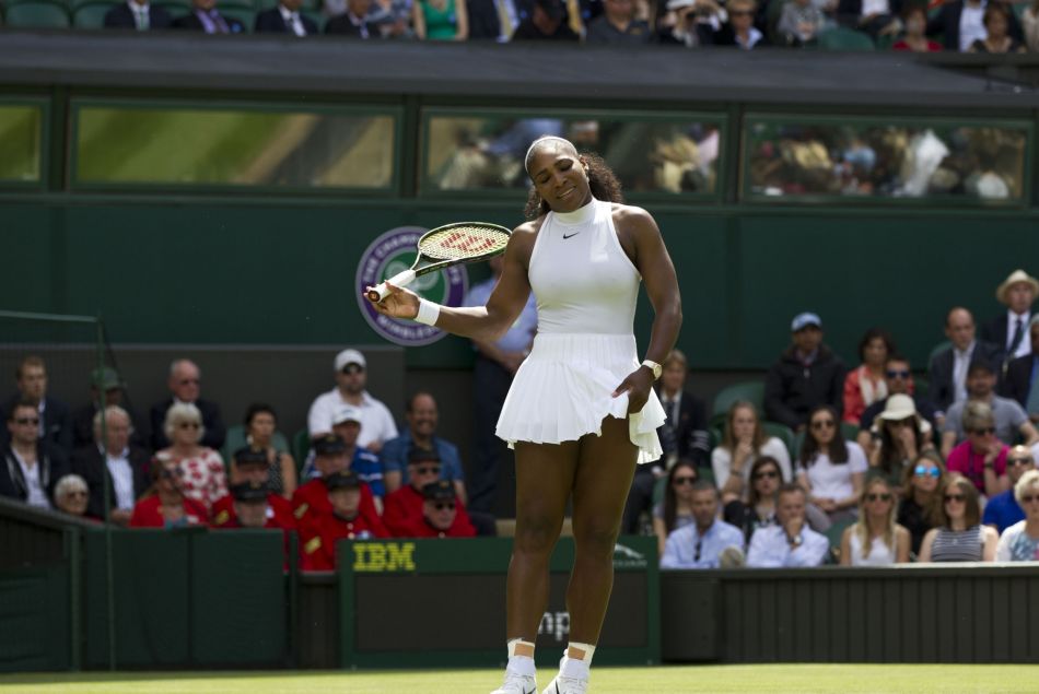 Serena Williams contre Amra Sadikovic lors du tournoi de tennis de Wimbledon à Londres, le 28 juin 2016