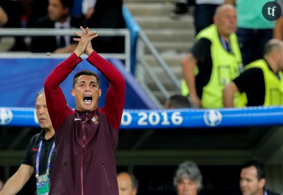 Cristiano Ronaldo sur le banc avec ses coéquipiers lors du match de la finale de l'Euro 2016 Portugal-France au Stade de France à Saint-Denis, France, le 10 juin 2016