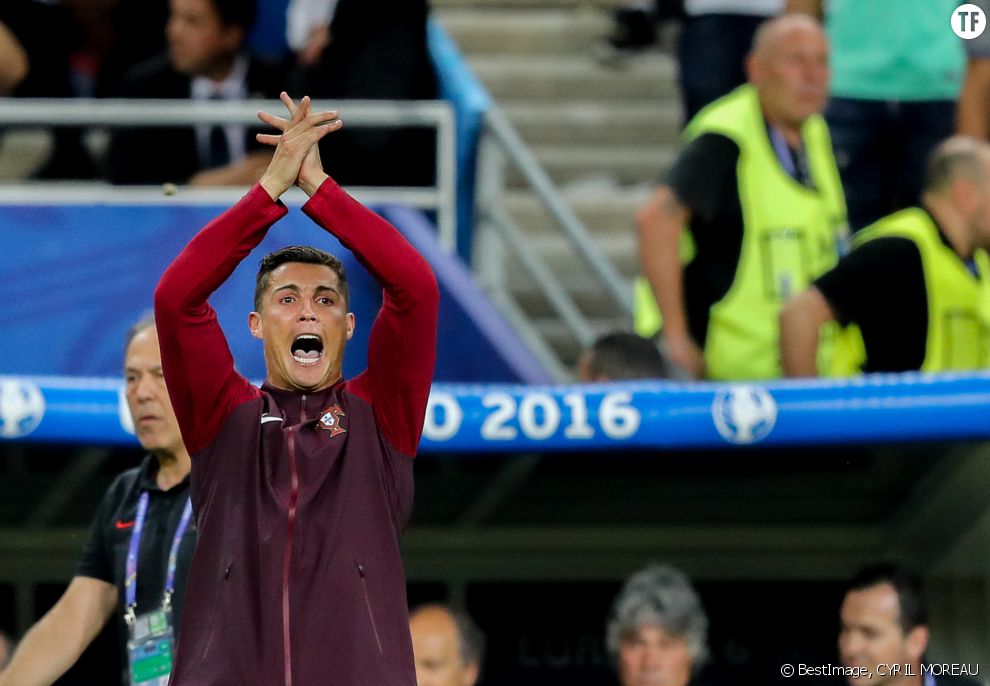 Cristiano Ronaldo sur le banc avec ses coéquipiers lors du match de la finale de l&#039;Euro 2016 Portugal-France au Stade de France à Saint-Denis, France, le 10 juin 2016