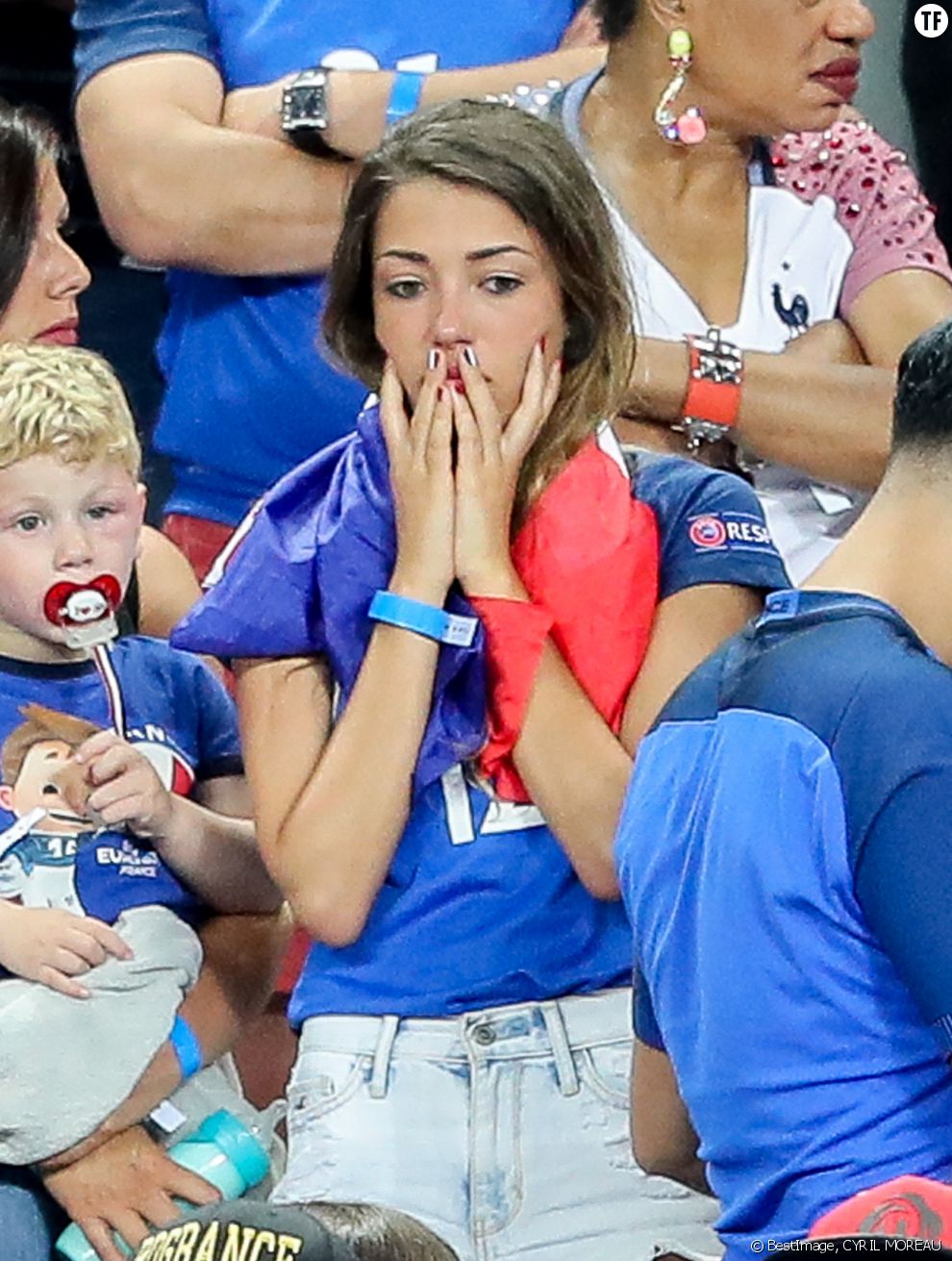 Camille Sold, la compagne de Morgan Schneiderlin, après le match de la finale de l&#039;Euro 2016 Portugal-France au Stade de France à Saint-Denis, France, le 10 juin 2016