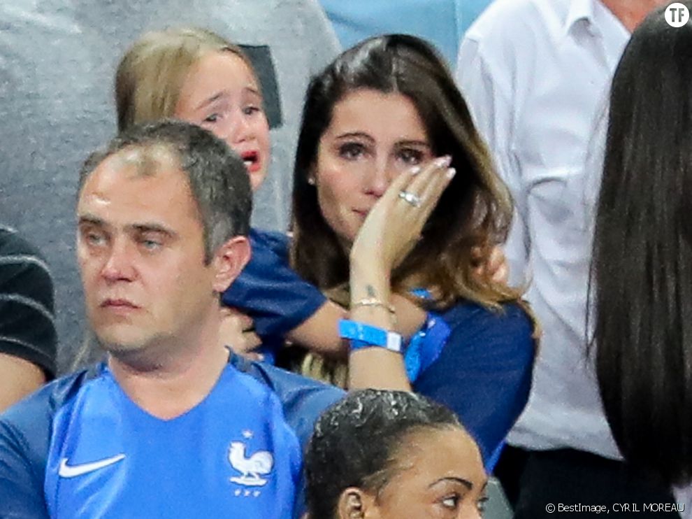 Marine Lloris, la Femme de Hugo Loris, et sa fille Anna-Rose après le match de la finale de l&#039;Euro 2016 Portugal-France au Stade de France à Saint-Denis, France, le 10 juin 2016