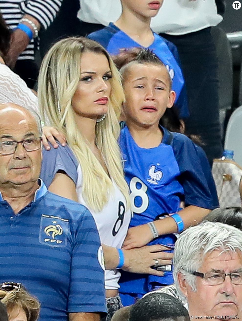 Ludivine Payet, la femme de Dimitri Payet, et son fils Noa après le match de la finale de l&#039;Euro 2016 Portugal-France au Stade de France à Saint-Denis, France, le 10 juin 2016