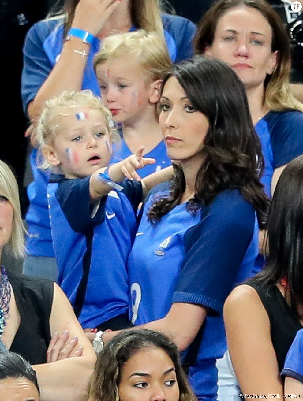 Jenifer Giroud, la femme de Olivier Giroud, et sa fille Jade après le match de la finale de l&#039;Euro 2016 Portugal-France au Stade de France à Saint-Denis, France, le 10 juin 2016
