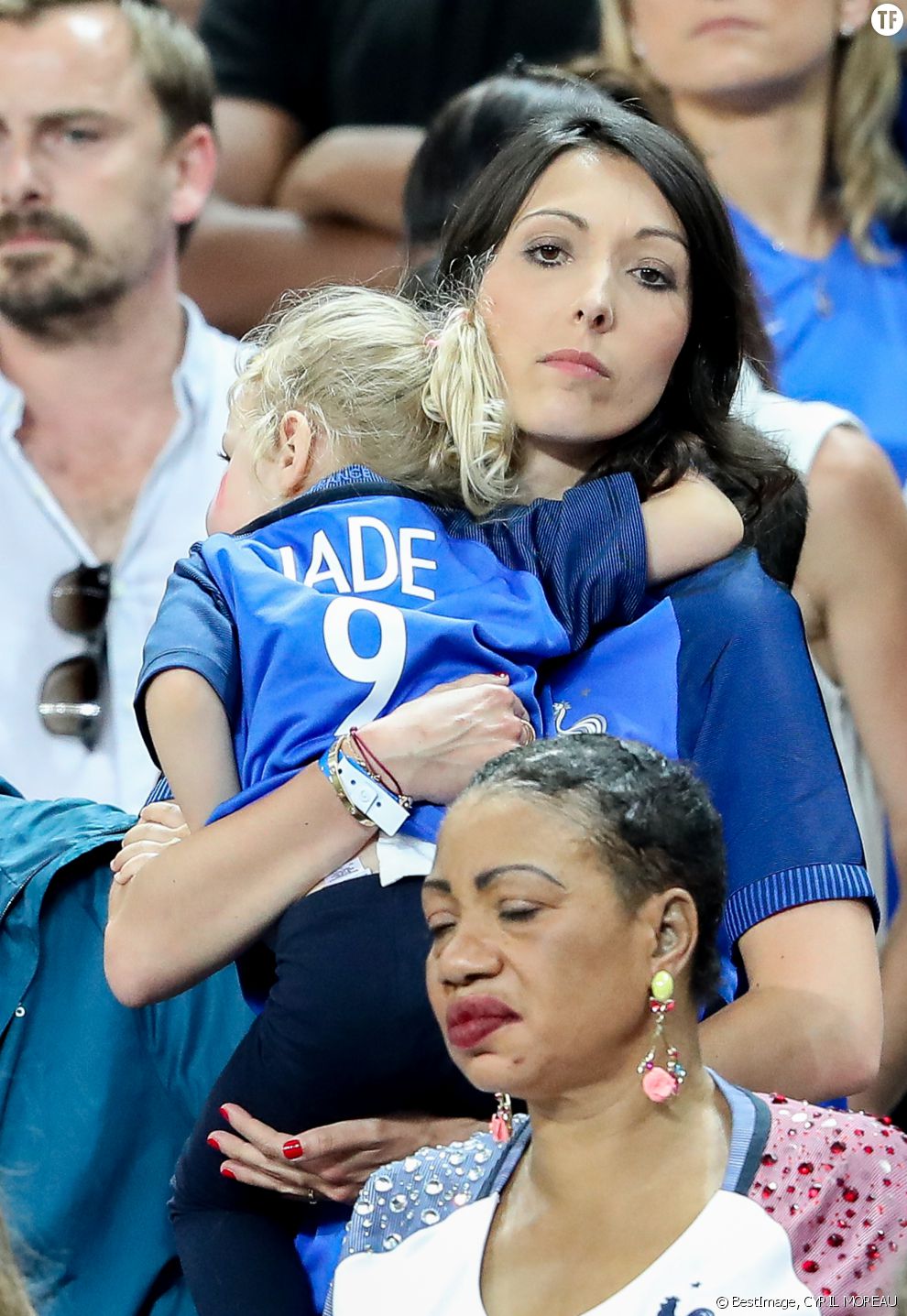 Jenifer Giroud (Femme de Olivier Giroud) et sa fille Jade après le match de la finale de l&#039;Euro 2016 Portugal-France au Stade de France à Saint-Denis, France, le 10 juin 2016
