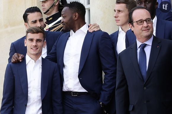 François Hollande reçoit l'équipe de France de football après la défaite en finale de l'Euro contre le Portugal au Palais de l'Elysée à Paris le 11 juillet 2016