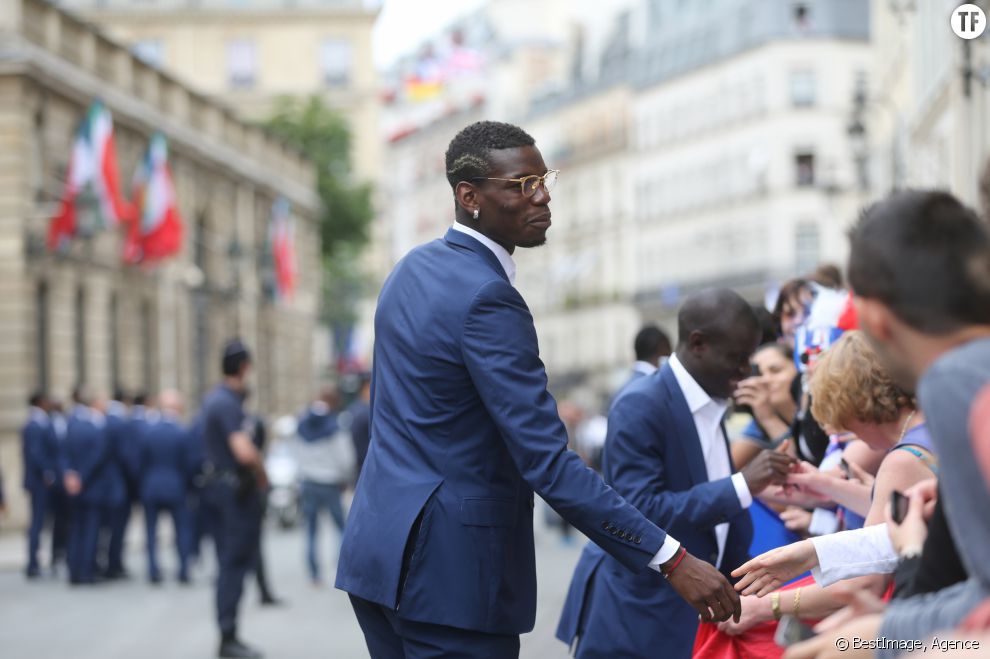 Les joueurs de l&#039;équipe de France de football signent des autographes aux supporters à la sortie de l&#039;Elysée à Paris le 11 juillet 2016