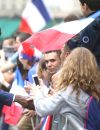 Les joueurs de l'équipe de France de football signent des autographes aux supporters à la sortie de l'Elysée à Paris le 11 juillet 2016