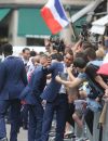 Les joueurs de l'équipe de France de football signent des autographes aux supporters à la sortie de l'Elysée à Paris le 11 juillet 2016