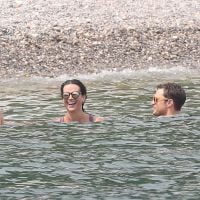 Jamie Dornan : baignade dans le Sud de la France avec sa femme Amelia Warner (photos)