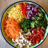 Rainbow salad : la recette saine et colorée qui va enchanter votre été