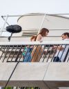 Dakota Johnson et Jamie Dornan sur le balcon d'un immeuble dans le 16ème arrondissement de Paris pour le tournage "50 nuances plus sombres", le 19 juillet 2016