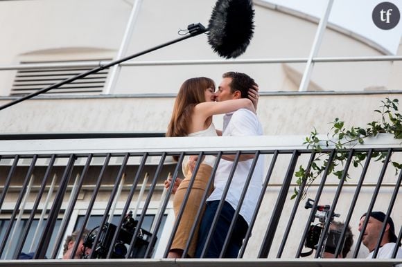 Dakota Johnson et Jamie Dornan sur le balcon d'un immeuble dans le 16ème arrondissement de Paris pour le tournage "50 nuances plus sombres", le 19 juillet 2016