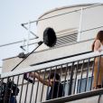 Dakota Johnson et Jamie Dornan sur le balcon d'un immeuble dans le 16ème arrondissement de Paris pour le tournage "50 nuances plus sombres", le 19 juillet 2016