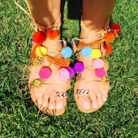 15 sandales à pompons pour un été hippie chic